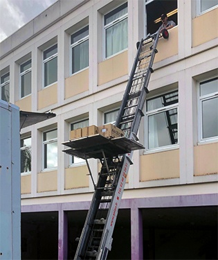 Groupe scolaire La Bernadière à St-Herblain-Monte-meubles en manutention