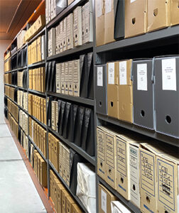 Traitement documentaire du Vaucluse - étagère de boites d'archives