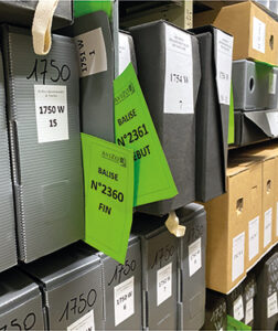 Traitement documentaire du Vaucluse - étagère de boites d'archives avec marqueurs