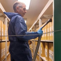 Aspirateur sur rayonnage d'archives