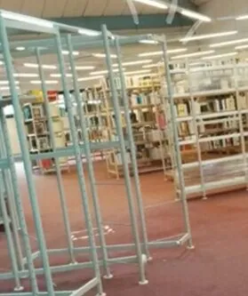 reportage bibliothèque Quintaou : étagères vides