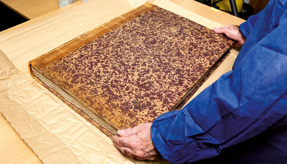 Conditionnement d'un livre ancien avec emballage sur mesure
