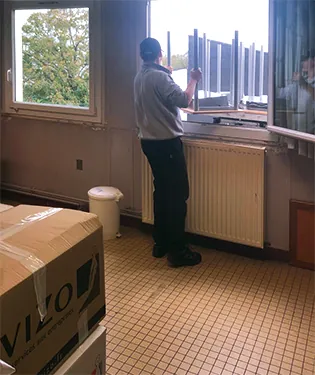 Groupe scolaire La Bernadière à St-Herblain-Passage fenêtre nacelle du monte-meubles