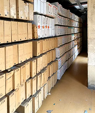 Archives départementales de Gironde - Traitement documentaire - allées de boites à archives