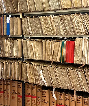 Archives départementales de Gironde - Traitement documentaire - étagère archives vieilles