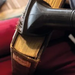 Dépoussièrage des collections à la médiathèque de Lorient