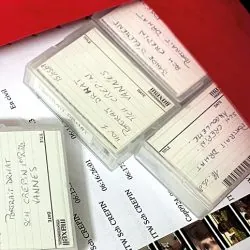 Pochette avec cassettes audio pour traitement à l'ECPAD